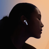 هدفون بلوتوثی اپل مدل AirPods 4 فاقد قابلیت نویز کنسلینگ، درگاه شارژ USB Type-C، شارژ بی سیم، با قابلیت اتصال به چند دستگاه، پشتیبانی از فرمان لمسی، نشانگر LED، پشتیبانی از دستیار صوتی، مقاوم در برابر آب